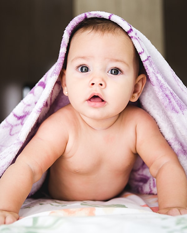 Счастливый ребёнок ест фрукты